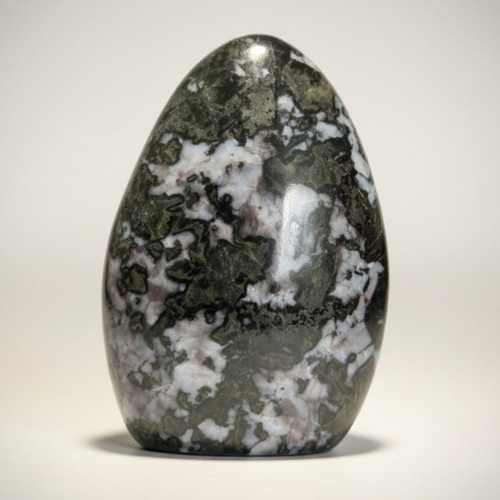 Gabbro (Merlinite mystique) Madagascar forme libre A - 472g - La Boite à Cailloux