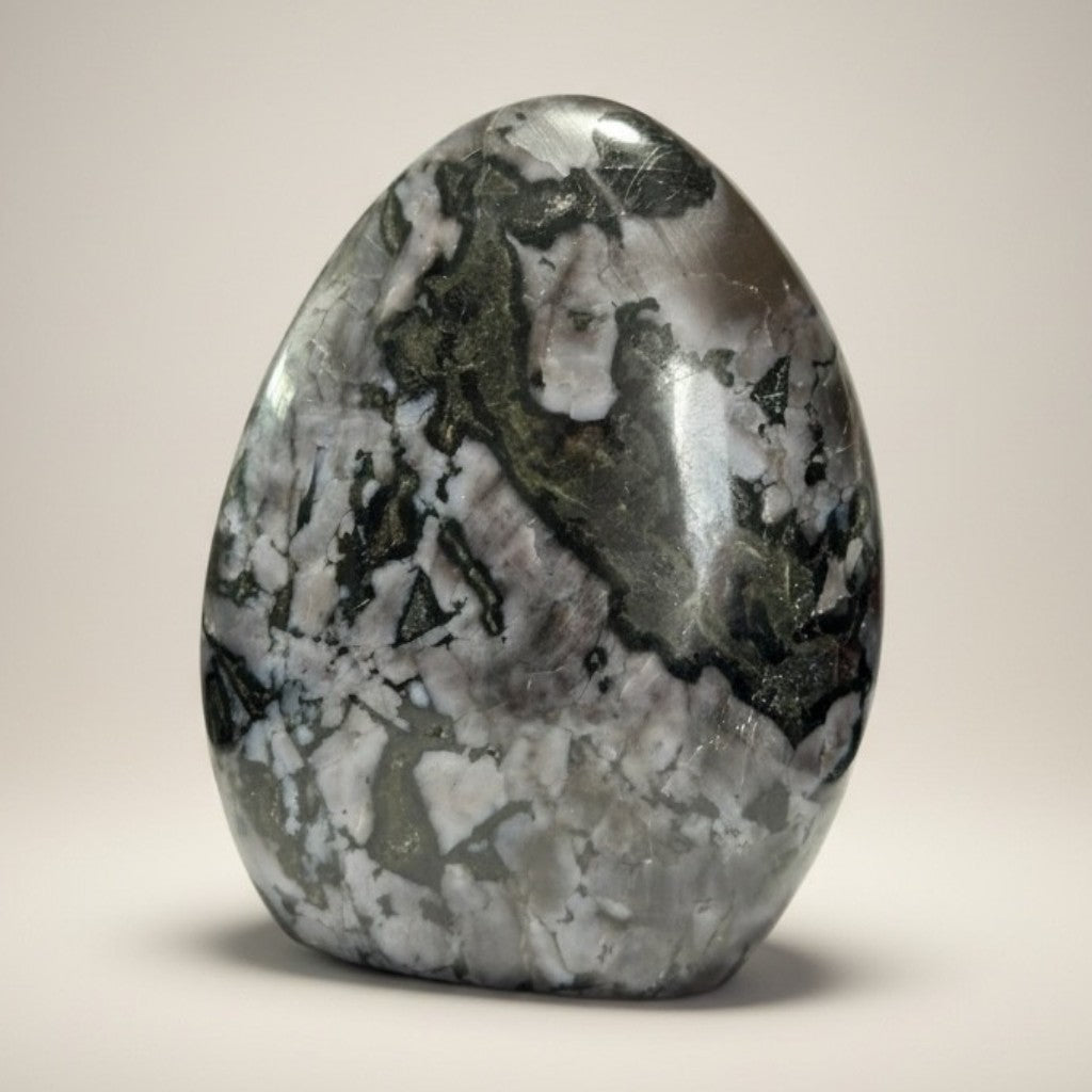 Gabbro (Merlinite mystique) Madagascar forme libre A - 483g - La Boite à Cailloux