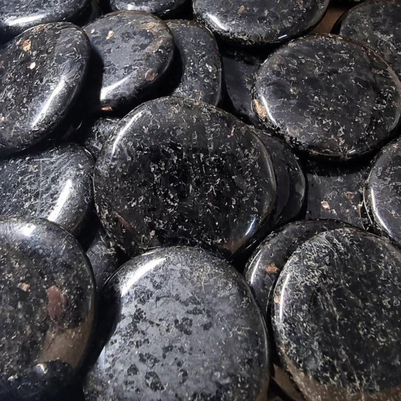 Galet coppernite (nuummite indienne) A - La Boite à Cailloux