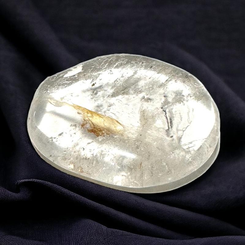 Galet cristal de roche avec inclusions de fer Madagascar A - La Boite à Cailloux