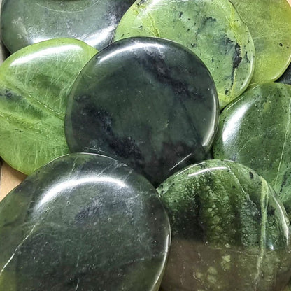 Galet jade néphrite Canada A - La Boite à Cailloux