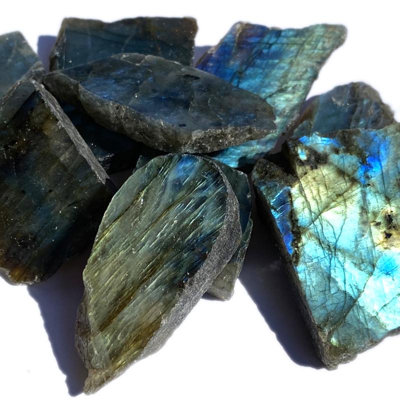 Labradorite Madagascar A brute polie 1 face - La Boite à Cailloux