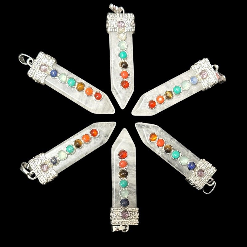 Pendentif 7 chakras cristal de roche Brésil A - La Boite à Cailloux