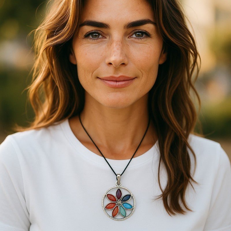 Pendentif 7 chakras "fleur" + cordon - La Boite à Cailloux