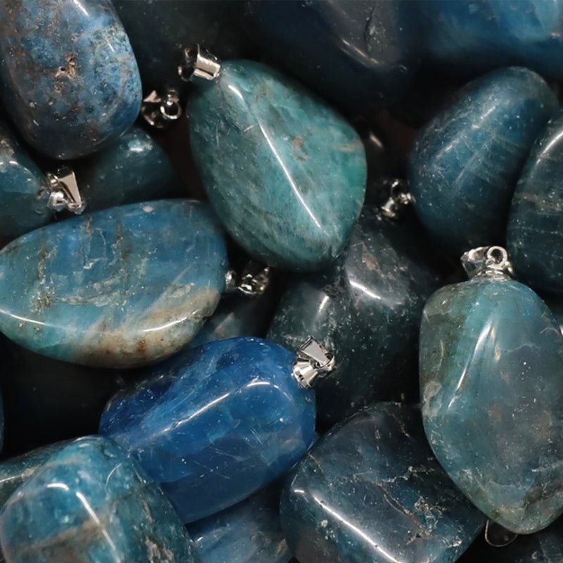 Pendentif apatite bleue Madagascar A (pierre roulée) - La Boite à Cailloux