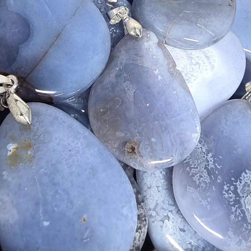 Pendentif calcédoine bleue Namibie A (pierre plate) - La Boite à Cailloux