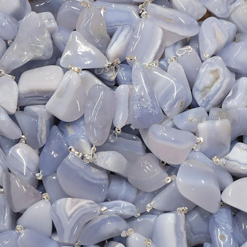 Pendentif calcédoine bleue Namibie A+ (pierre roulée) - La Boite à Cailloux