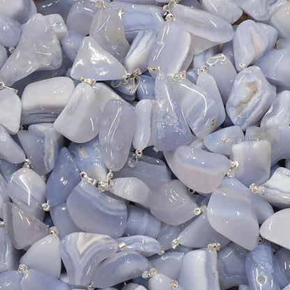 Pendentif calcédoine bleue Namibie A+ (pierre roulée) - La Boite à Cailloux