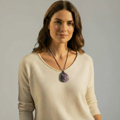 Pendentif charoite Russie AA (pierre plate) + cordon - La Boite à Cailloux