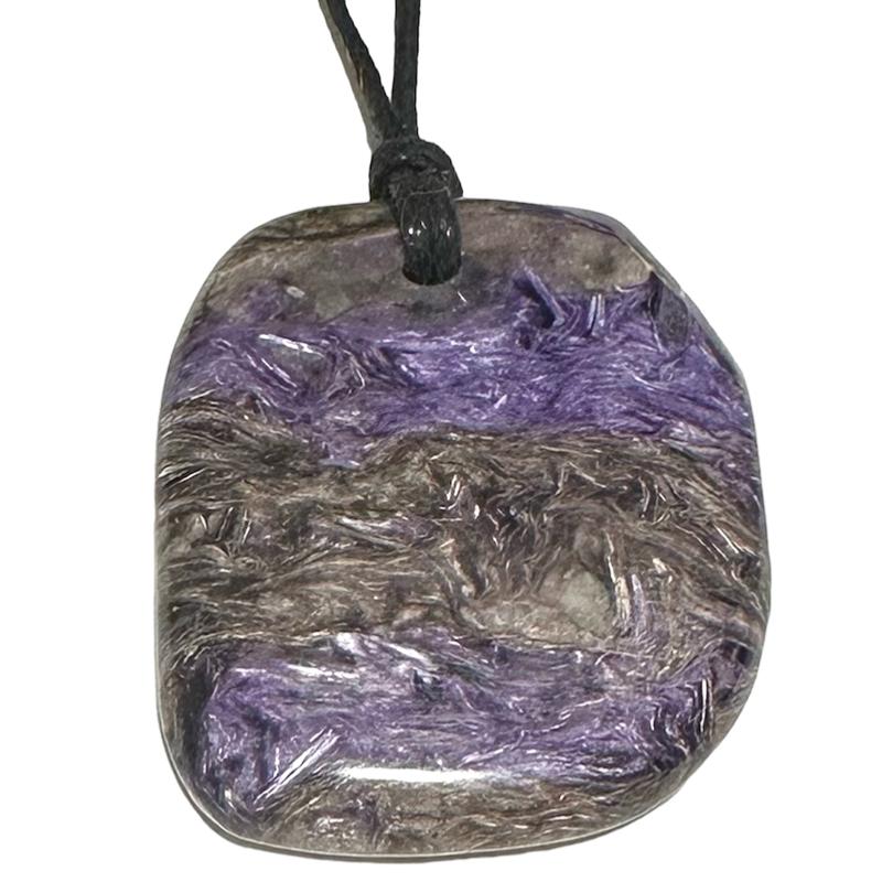 Pendentif charoite Russie AA (pierre plate) + cordon - La Boite à Cailloux