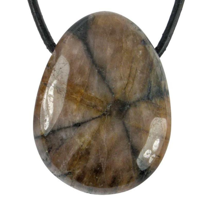 Pendentif chiastolite Chine A (pierre trouée) + cordon - La Boite à Cailloux