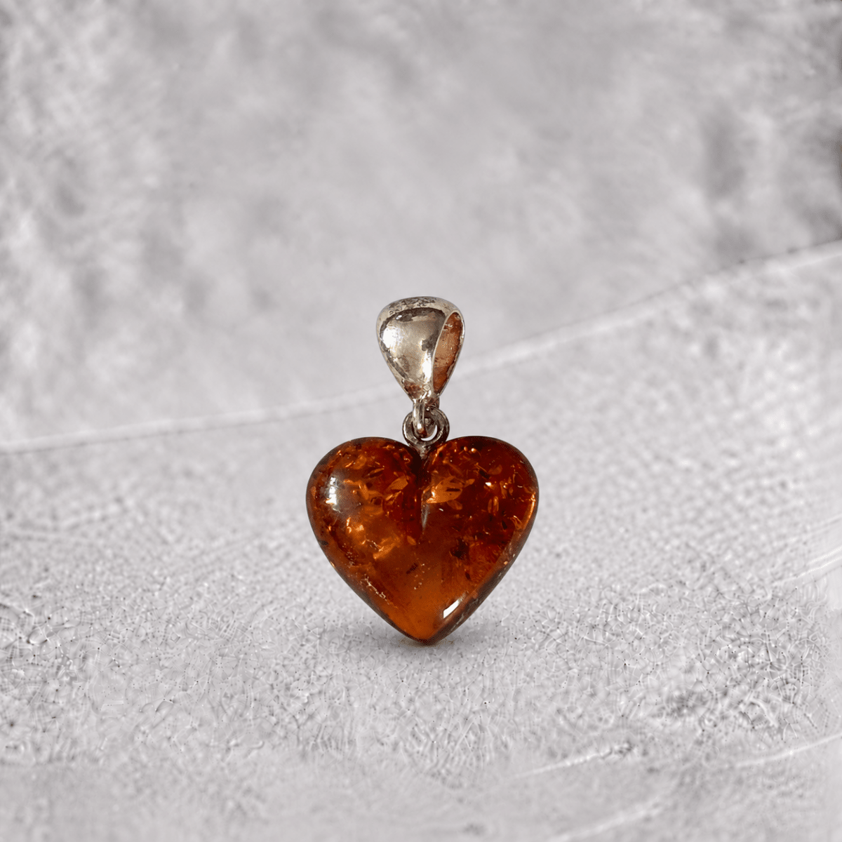 Pendentif coeur ambre cognac Lituanie AA argent 925 - La Boite à Cailloux