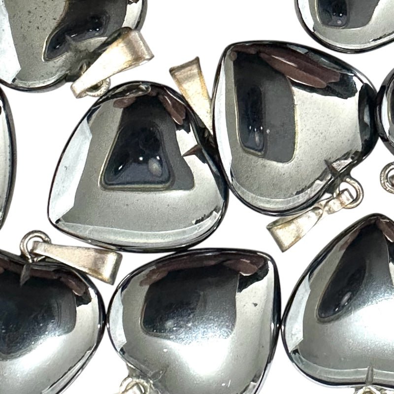 Pendentif coeur hématite A (15mm) - La Boite à Cailloux