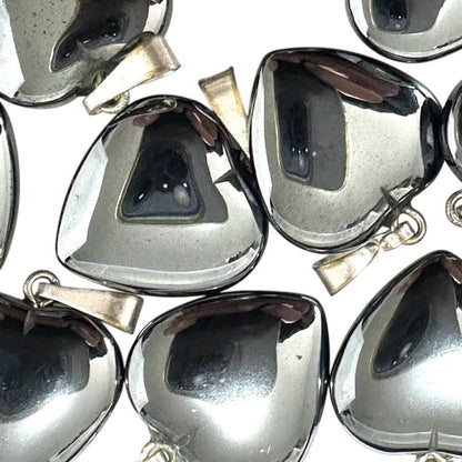 Pendentif coeur hématite A (15mm) - La Boite à Cailloux