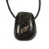 Pendentif coppernite (nuummite indienne) A (pierre trouée) + cordon - La Boite à Cailloux