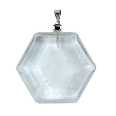 Colgante de cristal de roca brasileño en forma hexagonal.
