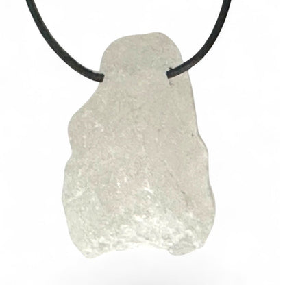 Pendentif cristal de roche Brésil A (pierre brute) + cordon - La Boite à Cailloux