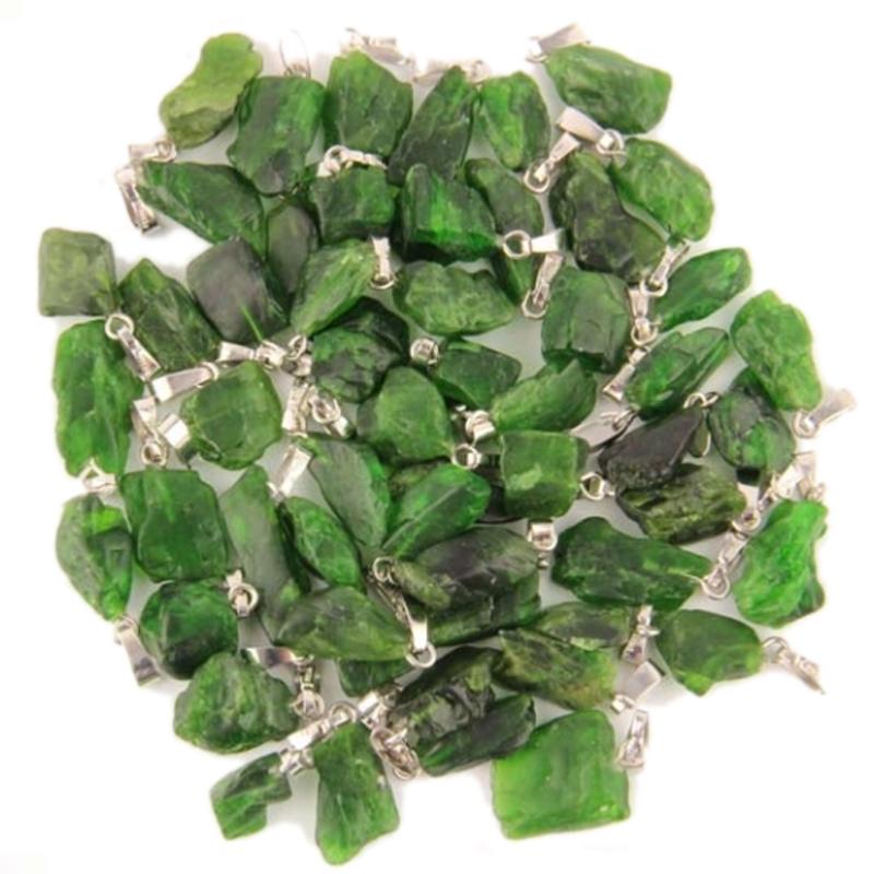 Pendentif diopside chrome Brésil A brute boucle argent 925 - La Boite à Cailloux