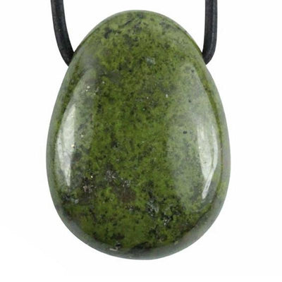Pendentif épidote Inde A (pierre trouée) + cordon