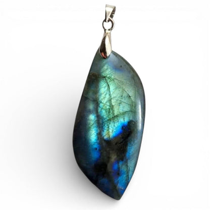Pendentif feuille labradorite bleue Madagascar A forme libre - La Boite à Cailloux