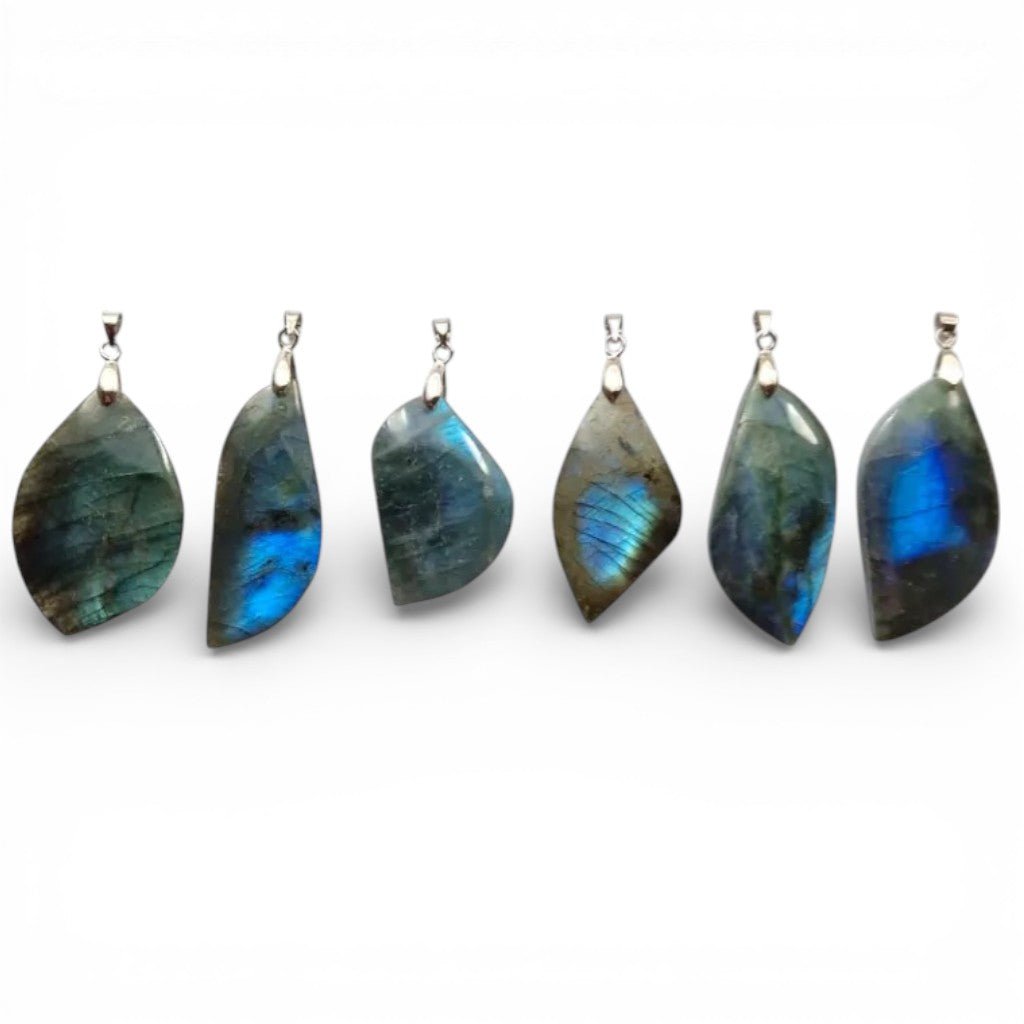 Pendentif feuille labradorite bleue Madagascar A forme libre - La Boite à Cailloux