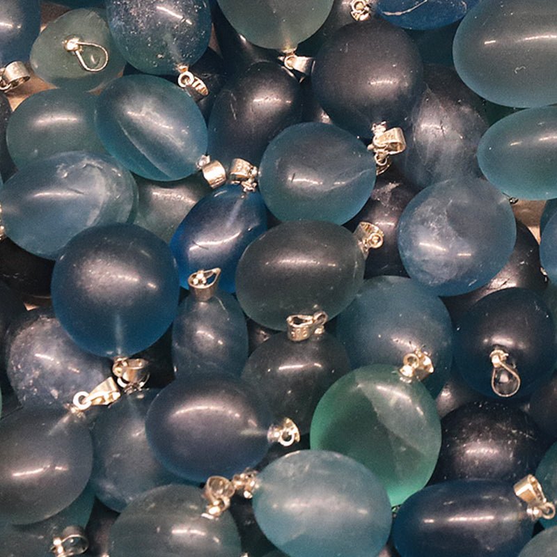 Pendentif fluorine bleue vert Chine AA (pierre roulée) - La Boite à Cailloux
