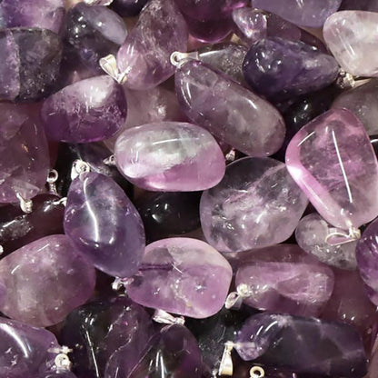 Pendentif fluorine violette Chine A+ (pierre roulée) - La Boite à Cailloux