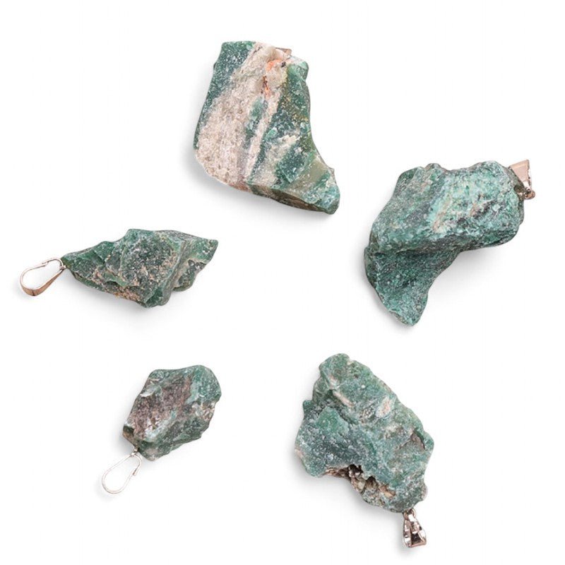 Pendentif fuschite Brésil A (pierre brute) - La Boite à Cailloux