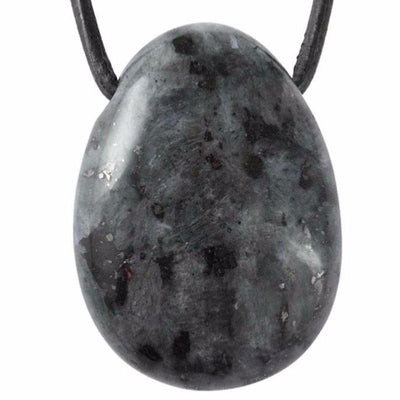 Pendentif granite (larvikite) Norvège A (pierre trouée) + cordon