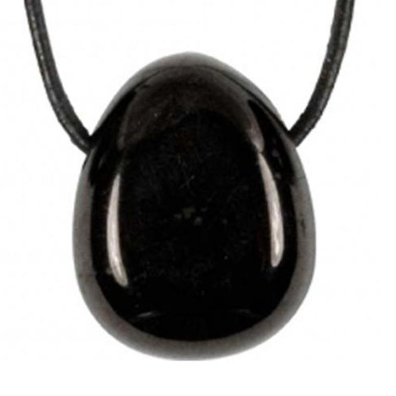 Pendentif jais Mongolie A pierre trouée + cordon - La Boite à Cailloux