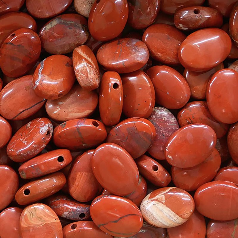 Pendentif jaspe rouge Afrique du Sud A (pierre trouée) + cuir - La Boite à Cailloux