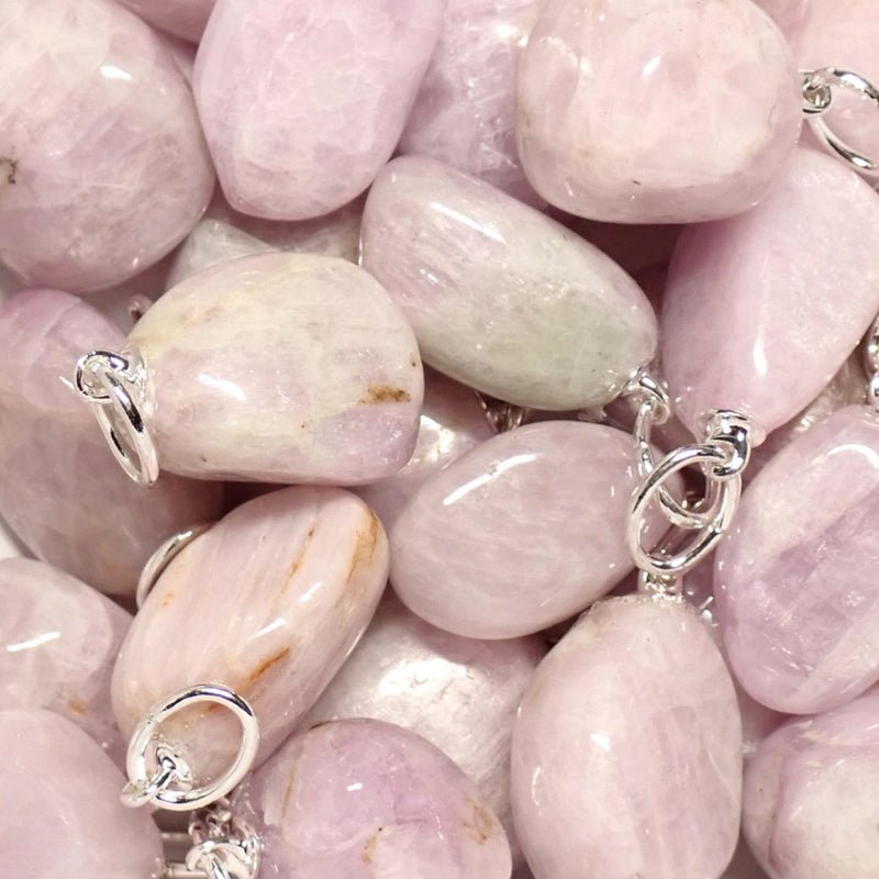 Pendentif kunzite Brésil A (pierre roulée) - La Boite à Cailloux