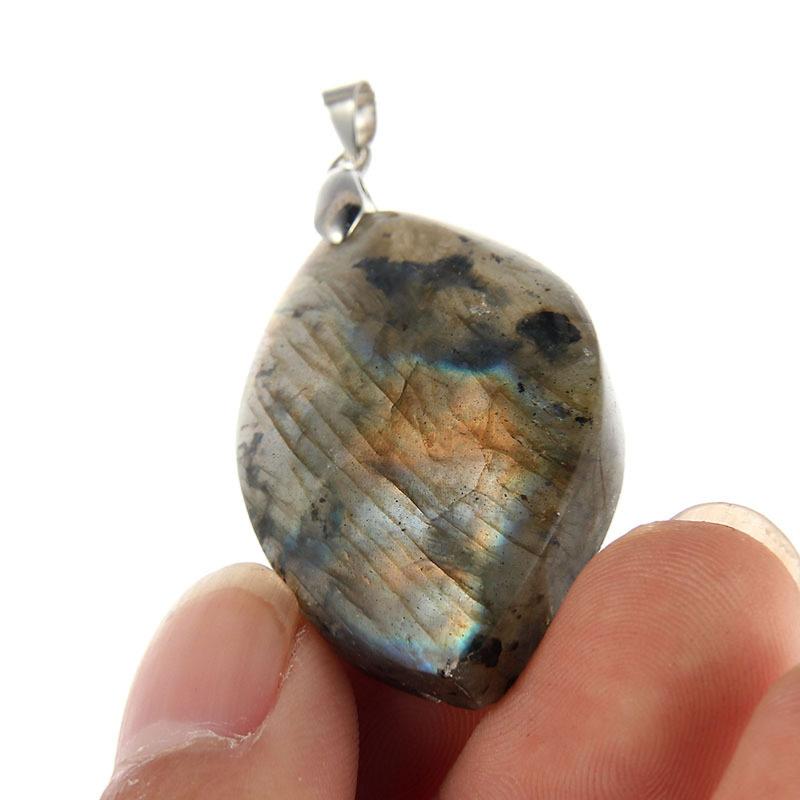 Pendentif labradorite feuille multicolore Madagascar A - La Boite à Cailloux