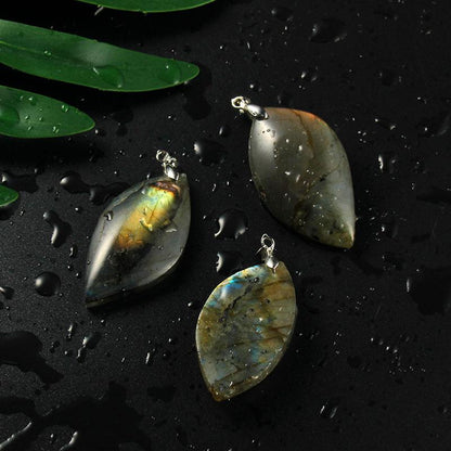 Pendentif labradorite feuille multicolore Madagascar A - La Boite à Cailloux