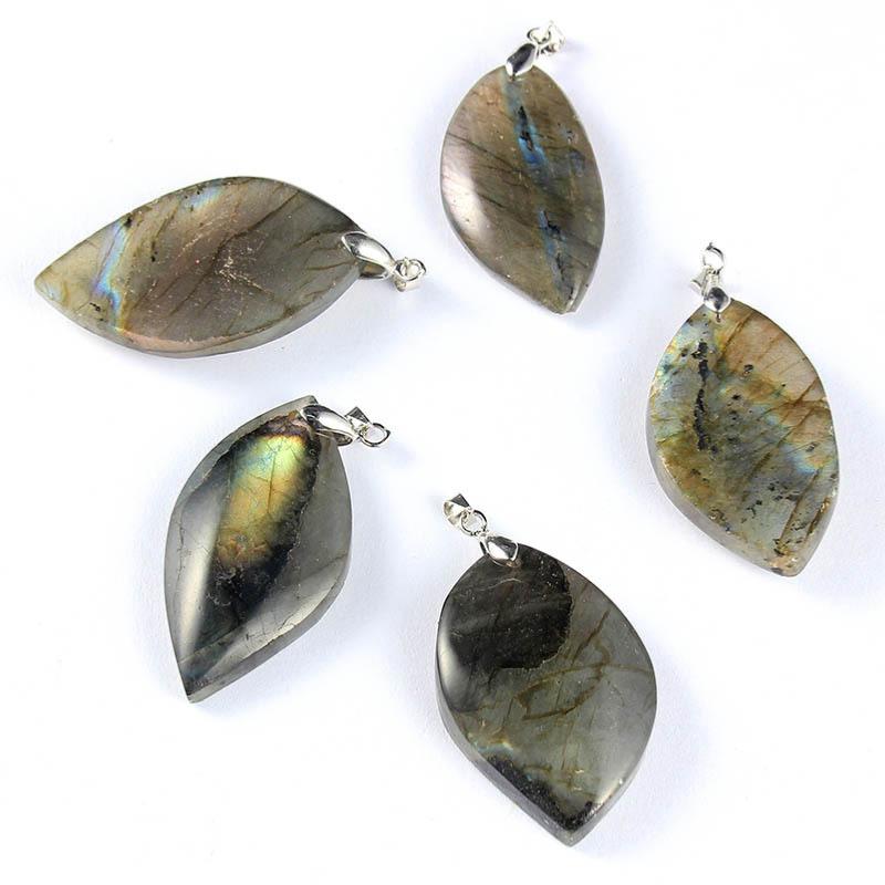 Pendentif labradorite feuille multicolore Madagascar A - La Boite à Cailloux