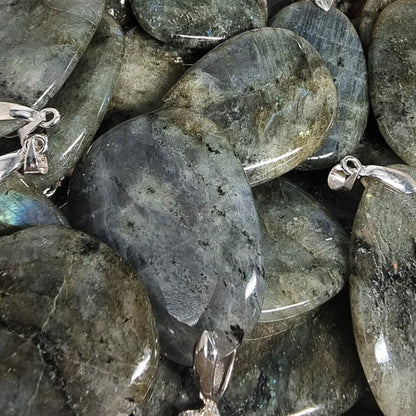 Pendentif labradorite Madagascar AB (pierre plate) - La Boite à Cailloux