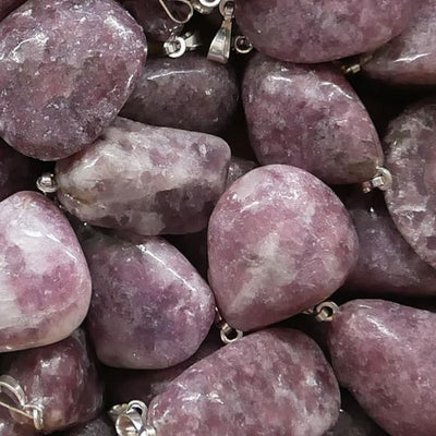 Pendentif lépidolite Madagascar A+ (pierre roulée)