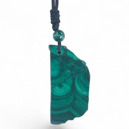Pendentif malachite Congo AA pierre plate + cordon - La Boite à Cailloux