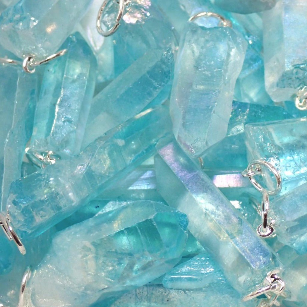 Pendentif pointe cristal aqua aura 30 - 45mm (pierre brute) - La Boite à Cailloux