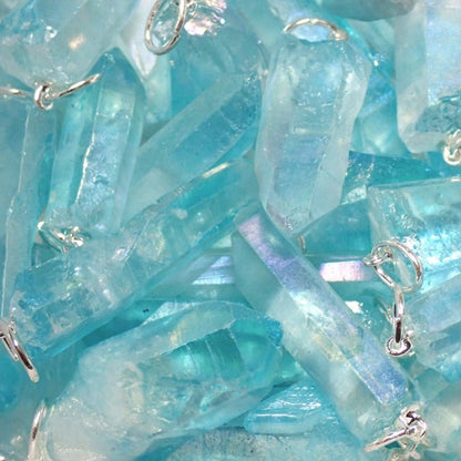Pendentif pointe cristal aqua aura 30 - 45mm (pierre brute) - La Boite à Cailloux
