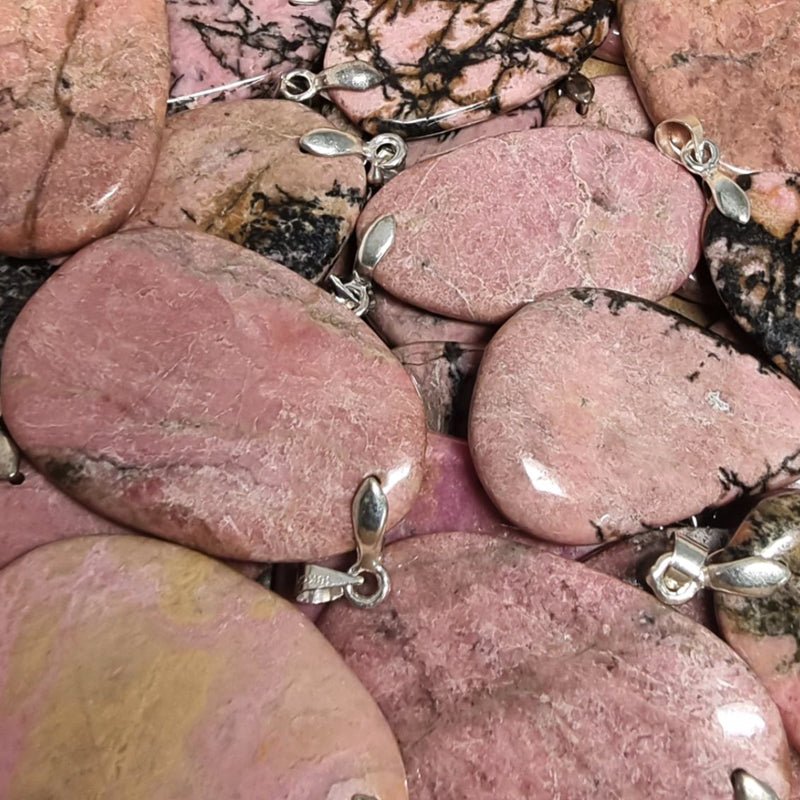 Pendentif rhodonite Madagascar A (pierre plate) - La Boite à Cailloux