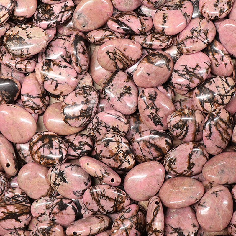 Pendentif rhodonite Madagascar A (pierre trouée) + cordon - La Boite à Cailloux