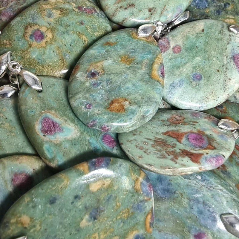 Pendentif rubis sur fuschite Inde A (pierre plate) - La Boite à Cailloux