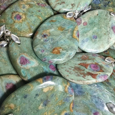 Colgante de rubí sobre fucsita, India A (piedra plana)