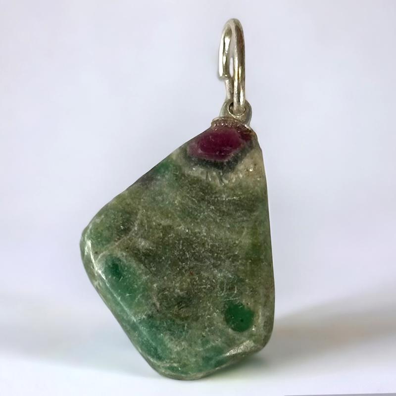 Pendentif rubis sur fuschite Inde A (pierre roulée) - La Boite à Cailloux