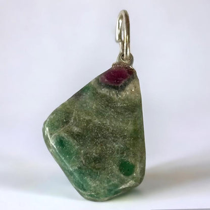 Pendentif rubis sur fuschite Inde A (pierre roulée) - La Boite à Cailloux