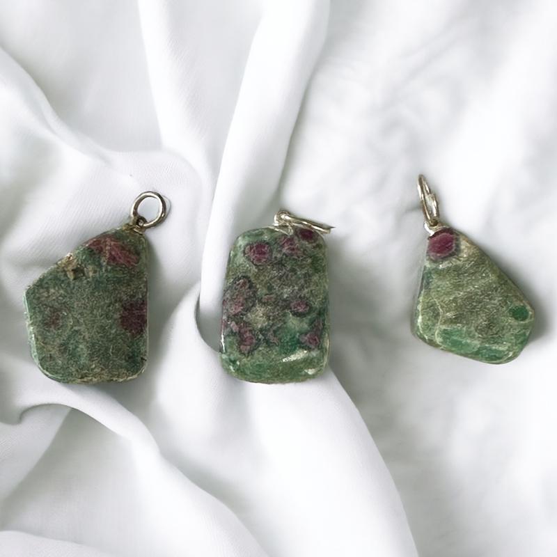 Pendentif rubis sur fuschite Inde A (pierre roulée) - La Boite à Cailloux