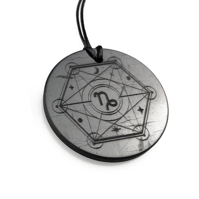 Pendentif shungite signe du zodiaque "Capricorne" - La Boite à Cailloux