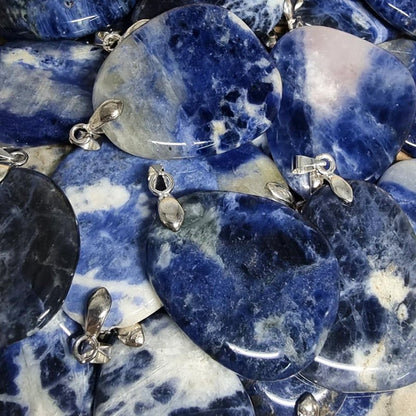 Pendentif sodalite Brésil A (pierre plate) - La Boite à Cailloux