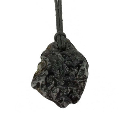 Pendentif tectite Russie A (pierre trouée) + cordon - La Boite à Cailloux